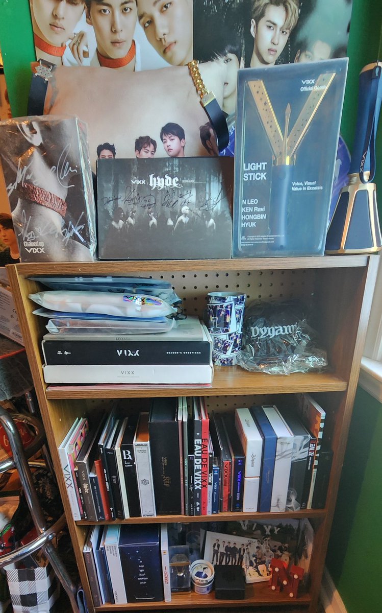 onlyutaek's tweet photo. I finally got the ver1 lightstick and added it to the VIXX shrine 🙏🏼 https://t.co/lHX2n7gYdn