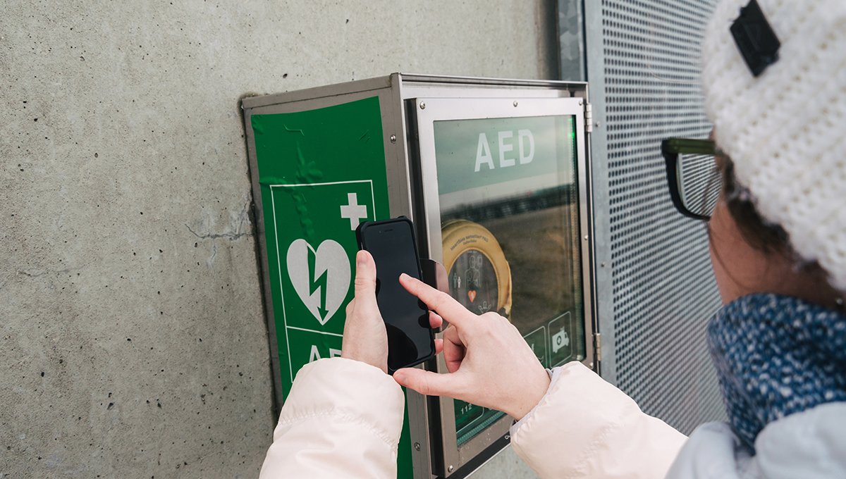New study presented at #ACC24 finds that less than 10% of out of hospital cardiac arrests involve a bystander locating and using an AED. @mirzakhan_ explains that the key to improving AED use is improved education and awareness initiatives. tctmd.com/news/even-when…