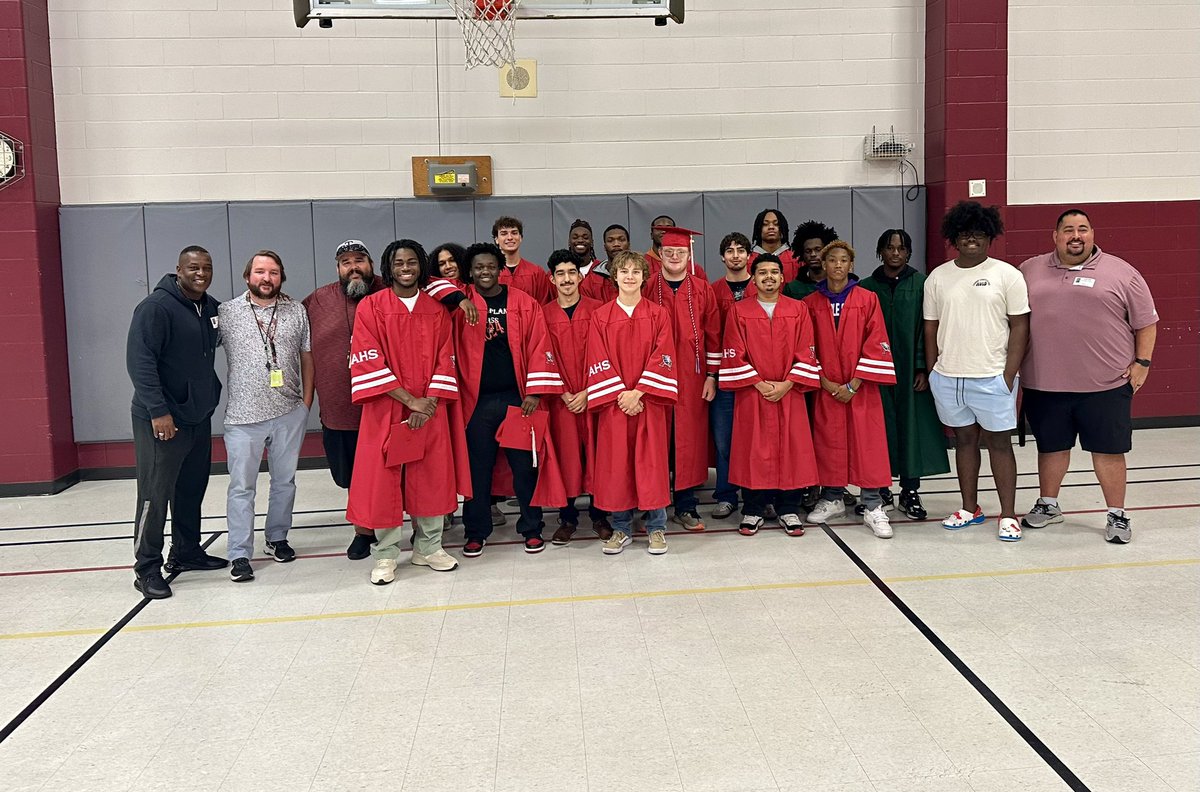Last Thursday morning we were able to Celebrate with Seniors at TMS for breakfast! It was Great to see our former Athletes and some former Coaches! #TMSPantherPride Best of Luck to you Guys! Bright Futures! @HumbleISD_TMS @crizer_TMSPE @MrCoachEstridge @Sowell33 @CoachJohnsonTMS