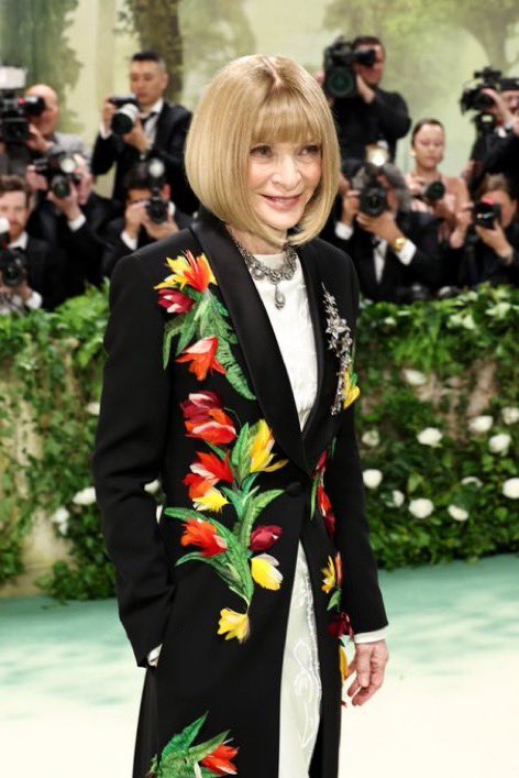 notgwendalupe's tweet photo. she became what they once preached she'd hate #metgala https://t.co/nEbeJgbIOz