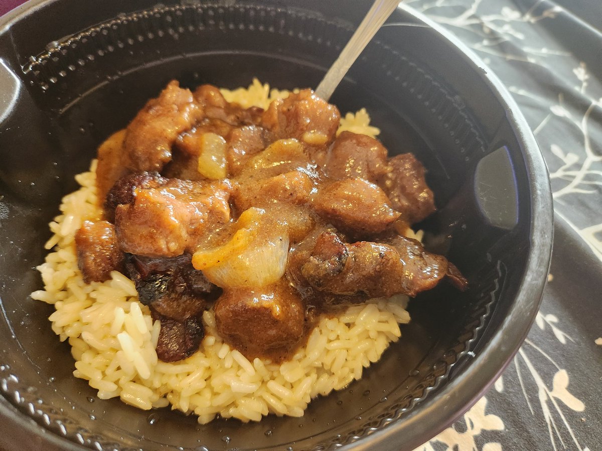 Preeeeeetty sure I effed it up somehow, it came out kinda like a stew? 🤨 still tastes good tho 🤷‍♀️😂 #Sisig #FilipinoCooking #Experimenting #SB19