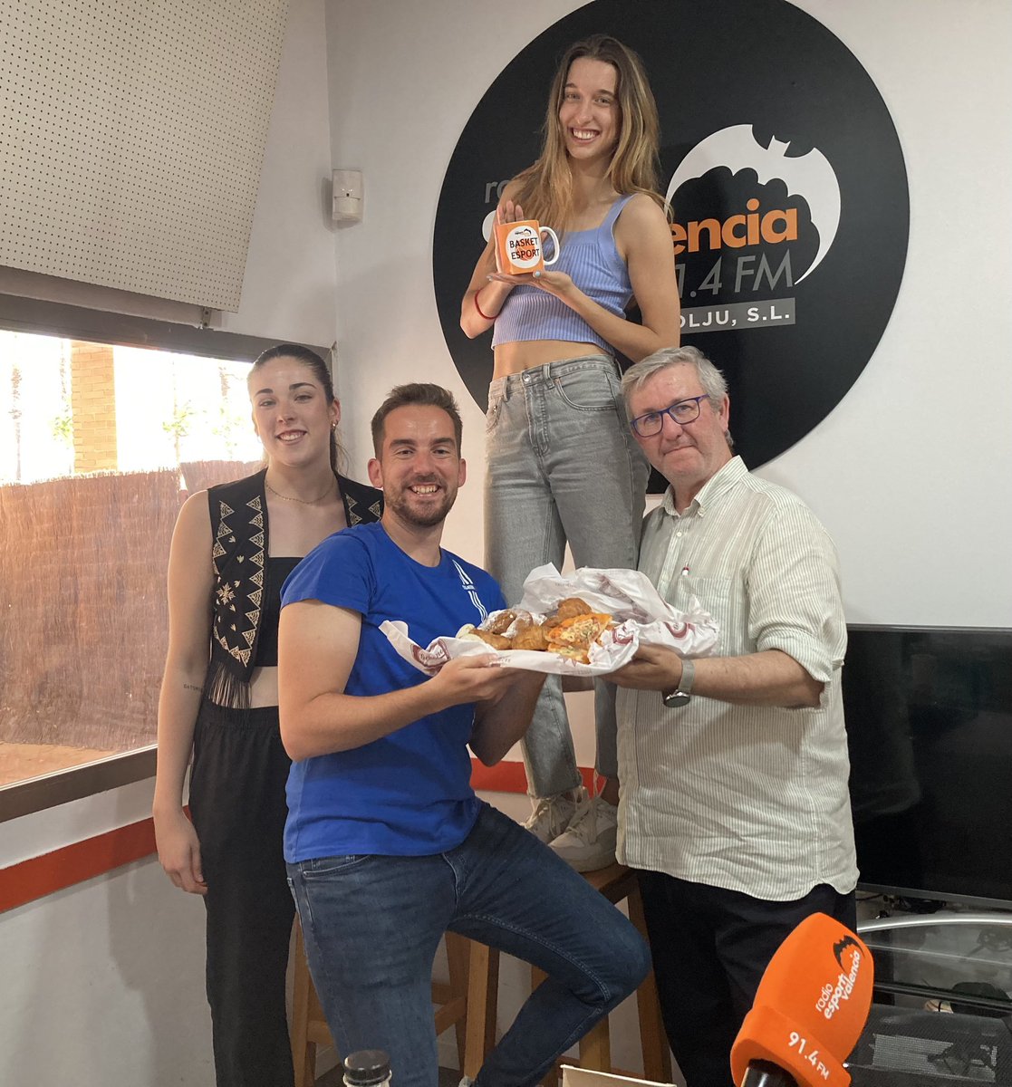 Ha sido todo un lujazo recibir en #BasketEsport a dos auténticas cracks de la #LFEndesa como @elbagarfellaa y @laia_lamana

Que grandísimo rato de basket, meriendas espectaculares🤩, y mucho más, ¡Toda una maravilla que hayan podido coincidir las dos! 🏀🔝