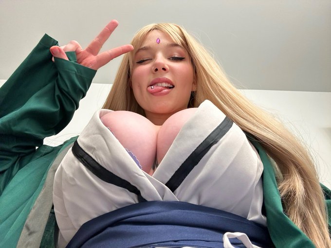 best looking granny https://t.co/621CgpSuMX