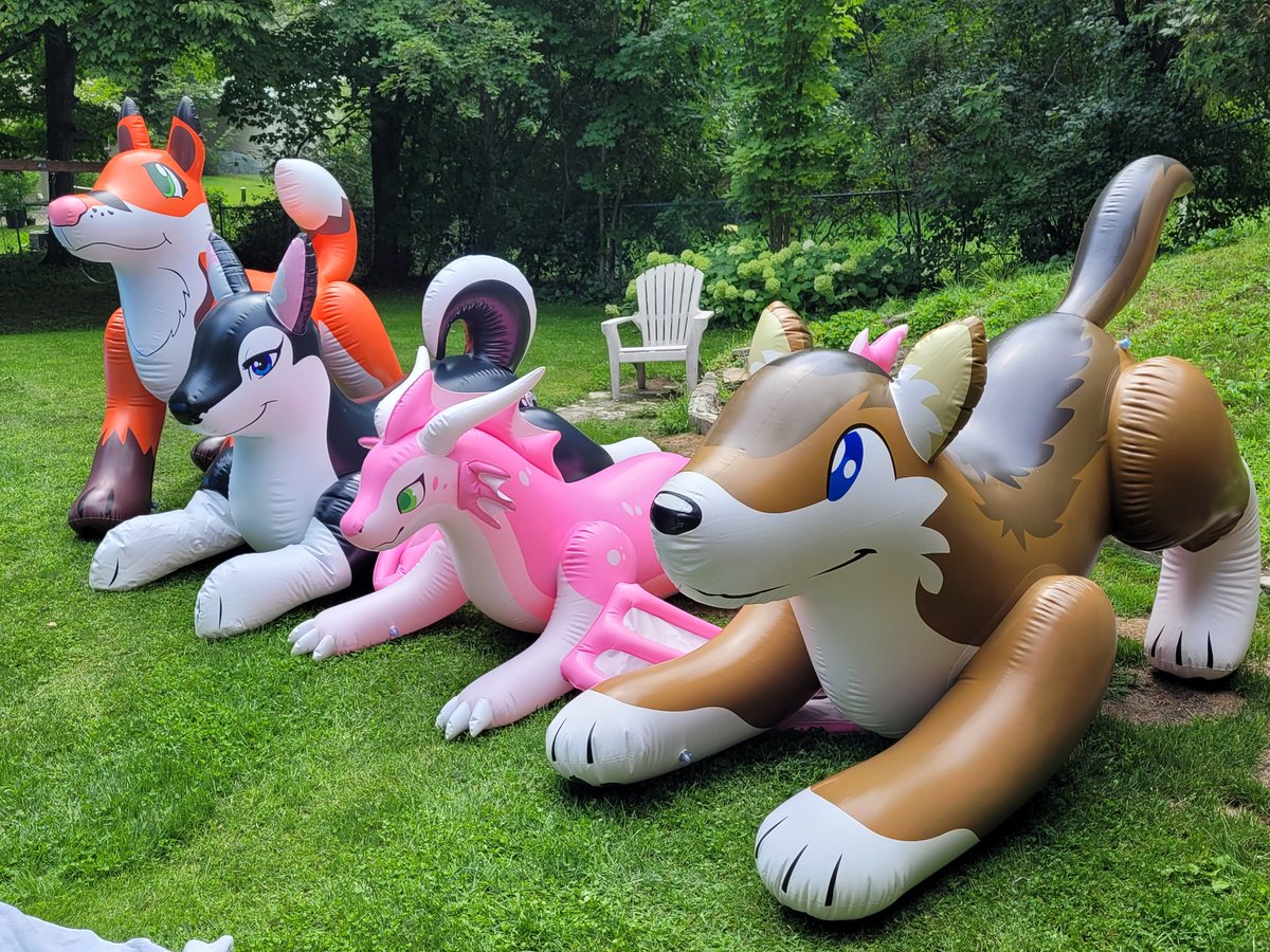 @AlessAndLexie @Zuri_Studios @VarroWolf You already follow me, but have some of my pooltoys anyway :3