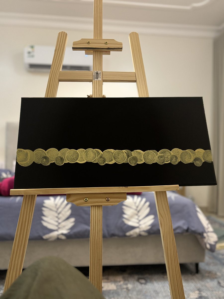 رسمة اليوم تعبر عن مشاعري و كيف أحاول أقنع عقلي الباطني إنه العلاج طريق للشفاء .. و مهما كرهت التجربه و الطريق ؛ مصير الطريق ينتهي و الدوامات هذي تتحول لربيع و يجي الورد و الخير من ربي 🪽😇..