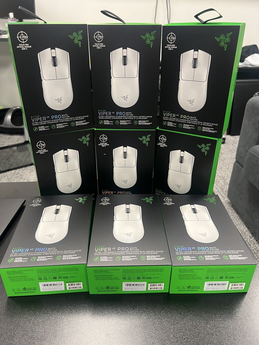 Thank you @SparkR6S @TeamRazer for the care package for our team! Stoked to try the goat @zekkenVAL’s mouse 🙏🏼