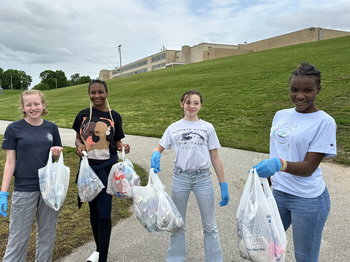 MrsMehner's tweet photo. Our @GOTRKC community impact project! We picked up liter around @Eastgate6NKC ❤️ &amp; Now, we celebrate such an amazing season! So proud of these girls &amp; how much they’ve grown! https://t.co/MCMRR1xGEF