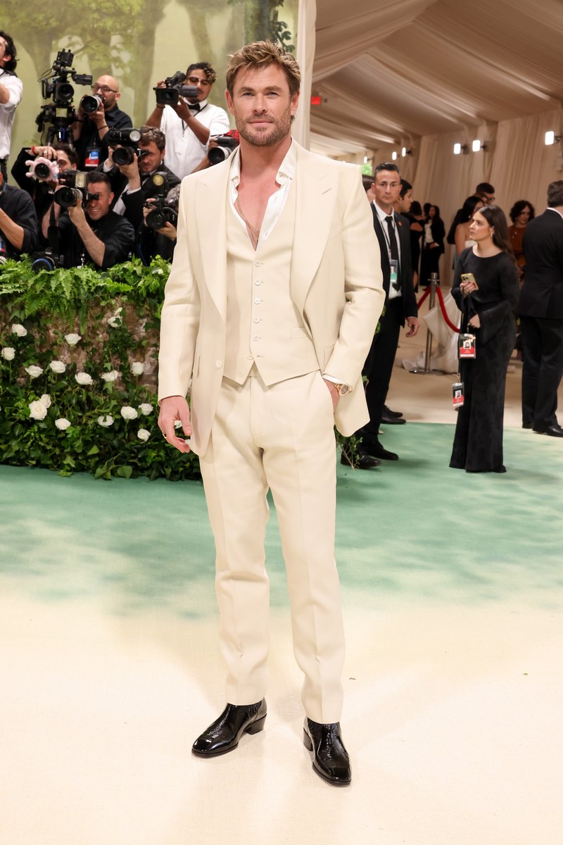 #MetGala ✨ Chris Hemsworth arrives at The 2024 Met Gala Celebrating 'Sleeping Beauties: Reawakening Fashion'