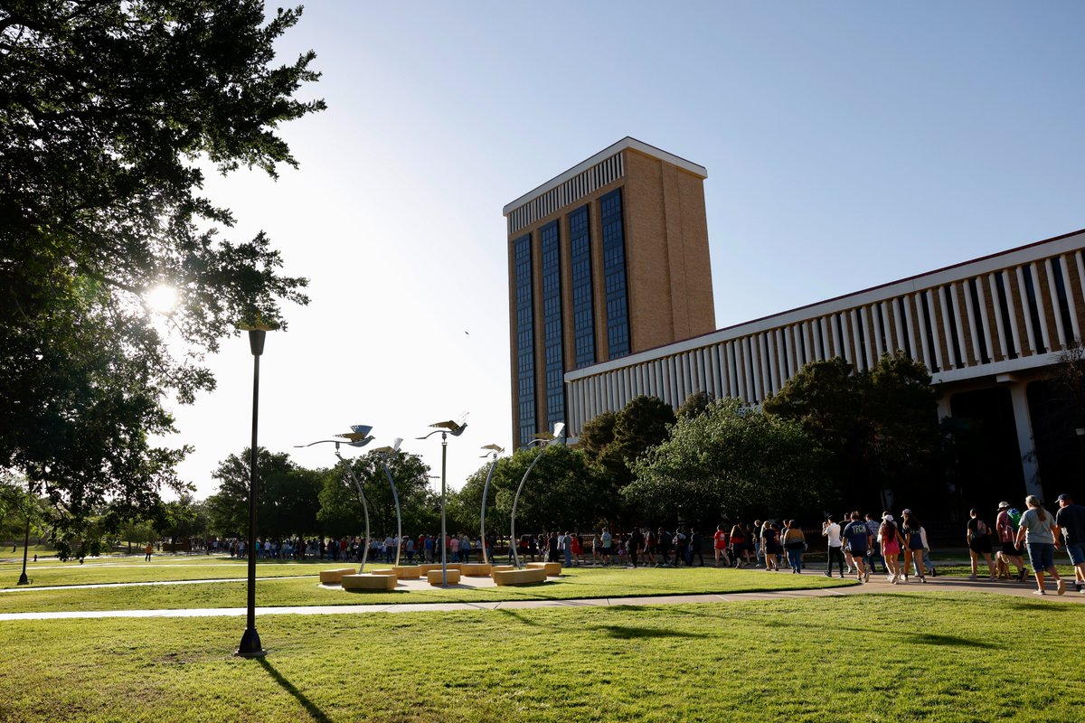 TexasTech's tweet photo. 🚨🎓 All May, August and December 2024 graduates 🎓🚨

Meet us at the Dairy Barn on Thursday at 7 p.m. for the Eyes on the Horizon Graduation Walk through Urbanovsky Park!

Family and friends are welcome to join for free food &amp; drinks, music, games and more. https://t.co/A00x2Muhax