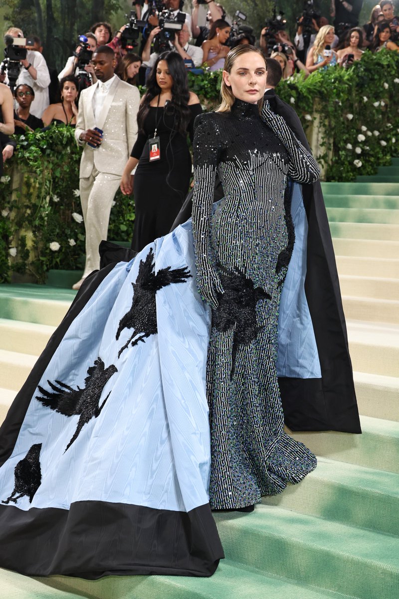 It's the reveal from #RebeccaFerguson for us 🤩 The actress has arrived at the 2024 #MetGala in a sleek look to complement her stunning ensemble ✨

Images via Getty Images