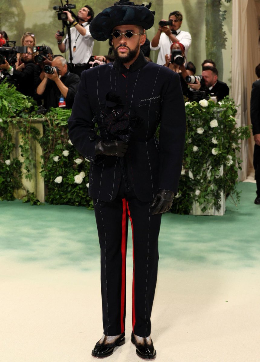 ds3_vic's tweet photo. bad bunny es uno de los pocos hombres que no se van con su traje típico a la #MetGala mi hombre 💘 https://t.co/gpjJL1xMEH