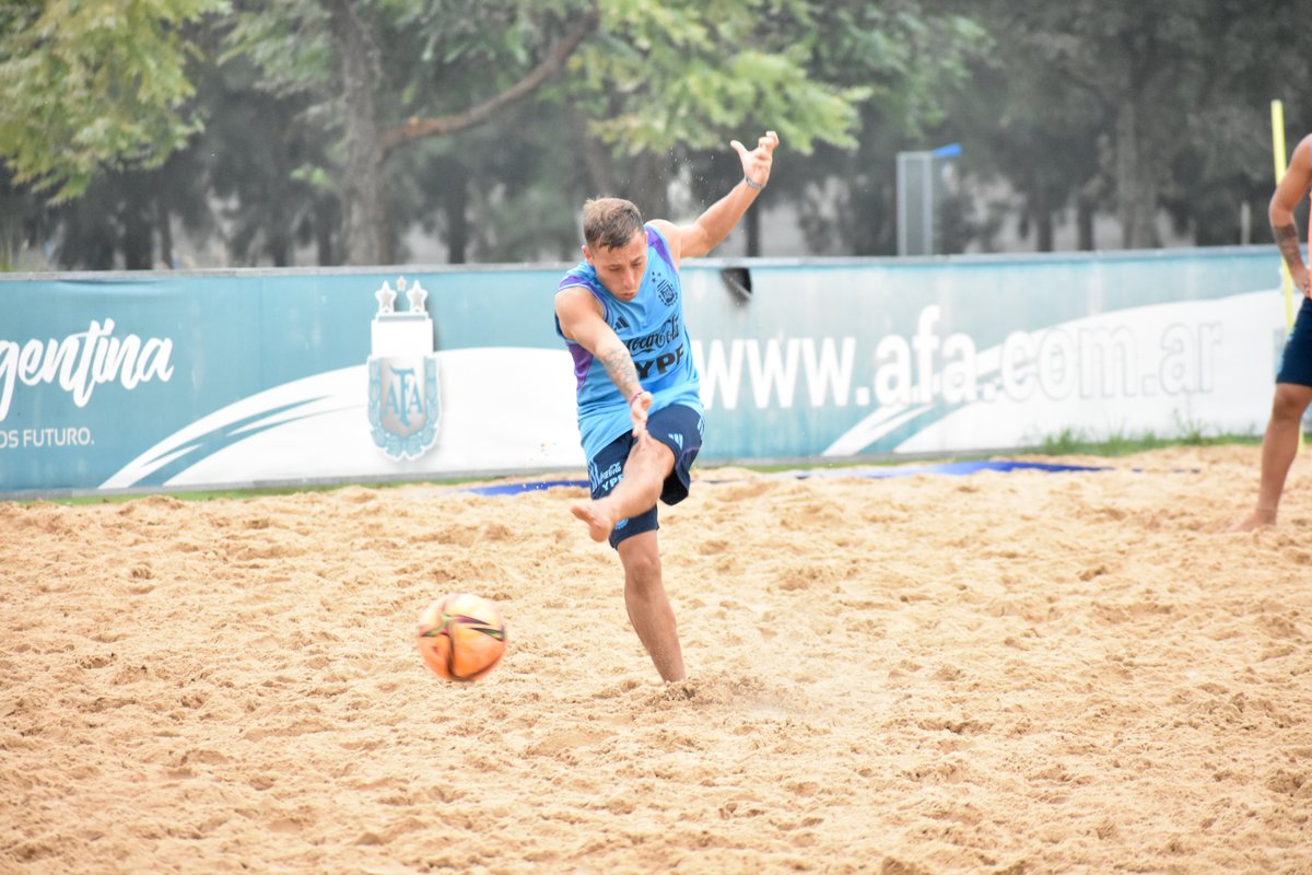 #FútbolPlaya Preparación completa para afrontar la #LigaEvolución 🏆🌎 📝 shorturl.at/aqsES 💪 Las categorías #Mayor y #Sub20 de #Argentina están listas para competir! 🔥