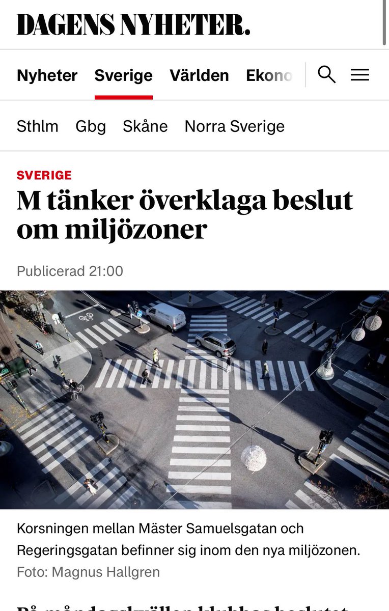 Historiskt! Ikväll har Sthlm slutligen beslutat sig för världens mest ambitiösa fossilbilsförbud. Till vänster ser ni hur Paris borgmästare kommenterar beslutet. Till höger ser ni hur M rörande värnar om bensin-SUV:arnas rätt att förgifta våra barns lungor.