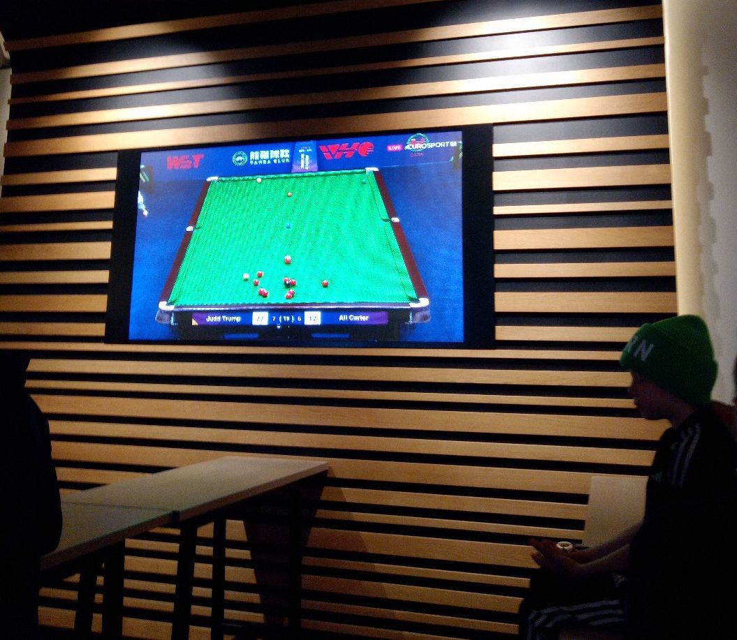 Something so Romantic about snooker. Remembering the time I went to Bayern Munich's colossal stadium Museum-merch shop-restaurant complex, and still ended up eating chips watching snooker as if I was in a caff in Reading instead of one of the biggest arenas in Europe.
