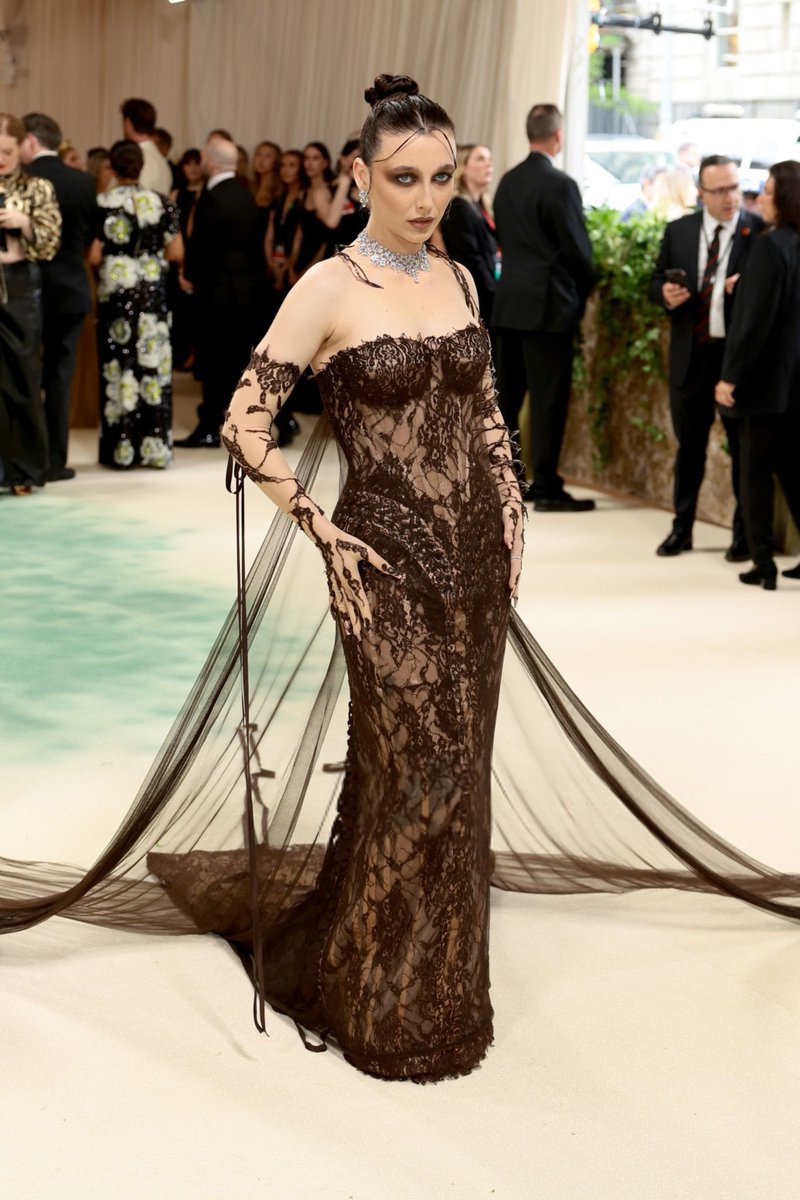 adquamarine's tweet photo. efectivamente devoró, se empacho, se comió todo. su tarea era romperla y la destruyó. no solo sirvió, repitió plato. ella no es madre, es un concepto más elevado: es abuela. #MetGala https://t.co/YNEqKlI3VK