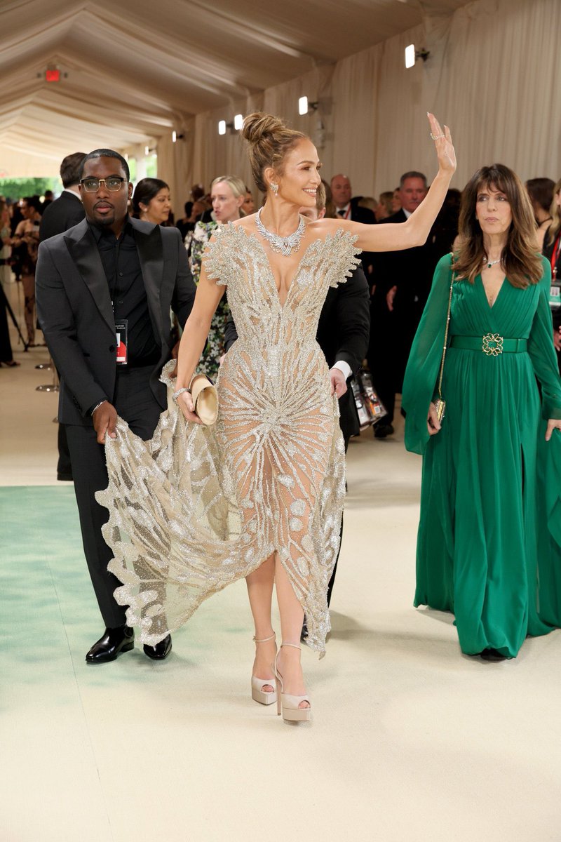 Say what you want but Jennifer Lopez will always look like an actual goddess✨ #MetGala