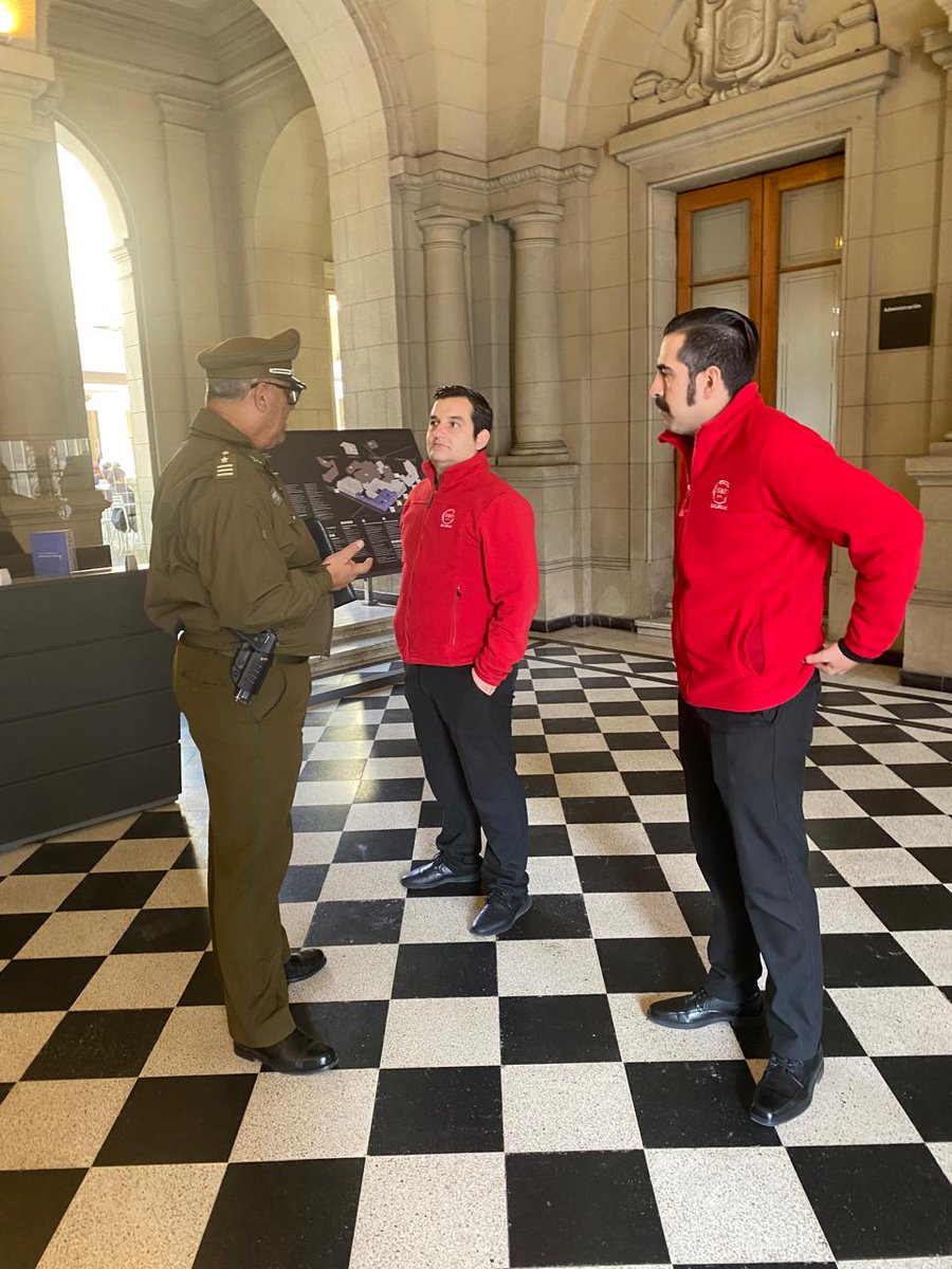 #Santiago: Personal @CarabMicc de la 1ª Comisaría hace entrega de folletos con recomendaciones preventivas, en el sector de Alameda con San Francisco, con la finalidad de difundir información concerniente a canales de denuncia y números de emergencia
#LaPrevenciónEsNuestraEsencia