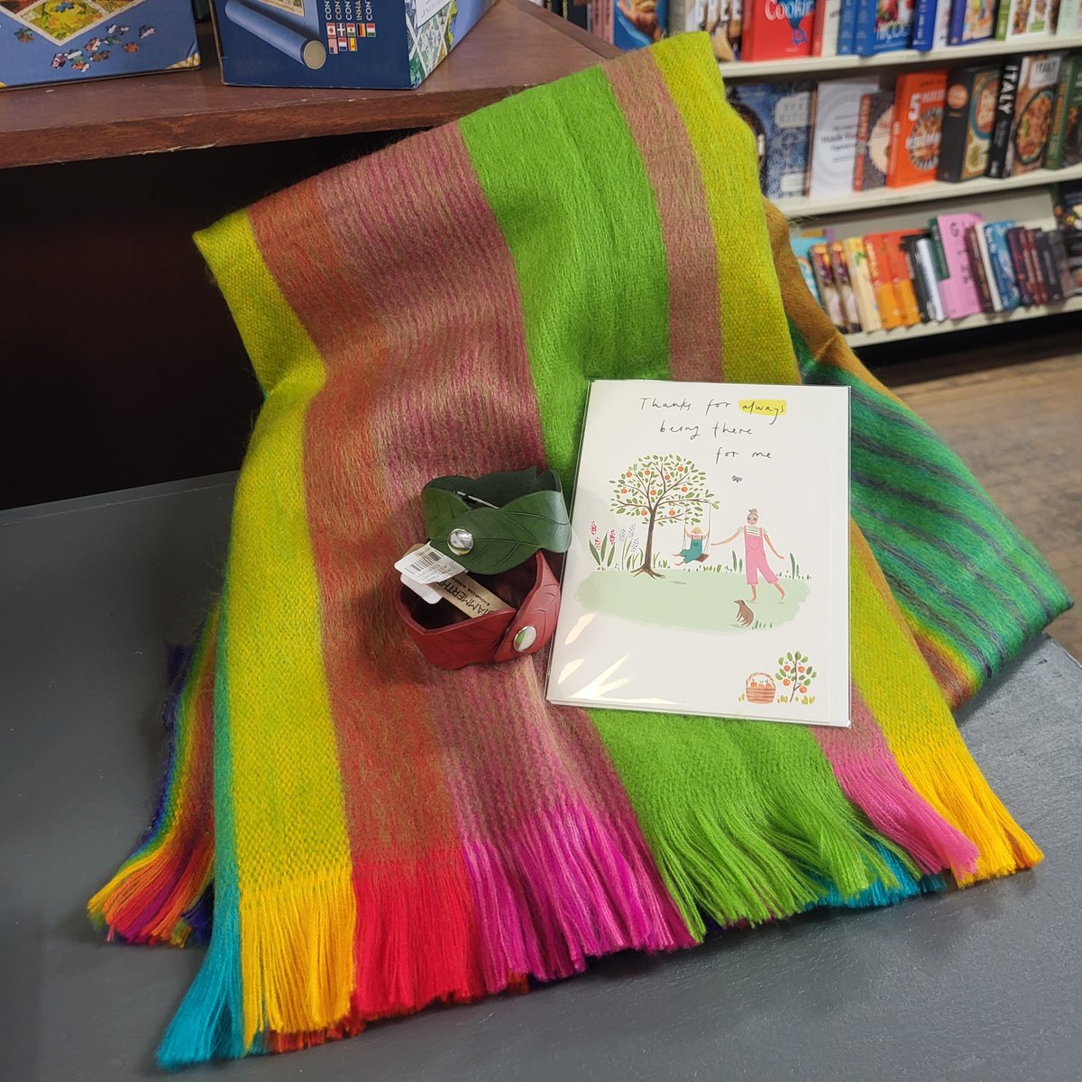 More #CanadianCompany #MotherDays ideas!

#NBMade Hammerthreads leaf cuff brackets & Pokoloko throw.

Visit us in person or online at tidewaterbooks.ca! 💕🇨🇦📚

#ShopSmall #ShopLocal #ShopNB #ShopIndie #BookLovers #IndieBookstores #IReadLocal #SmallBusinessEveryDay
