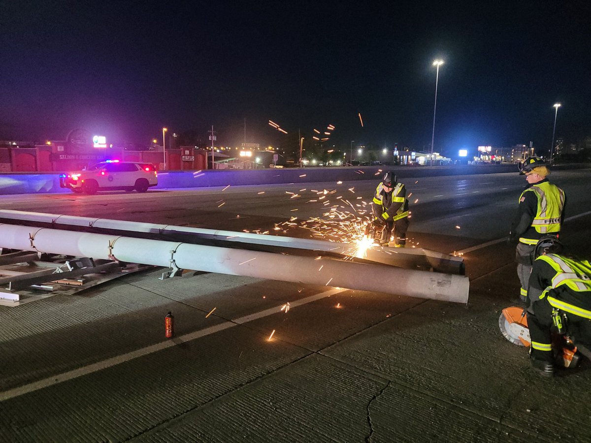 🚛🌬️Windy woes in #Denver!
A highway sign toppled onto a semi truck during Monday morning's rush hour, causing chaos on I-25.
Thankfully, no injuries reported.

Stay safe out there, folks!

#DenverTraffic #HighwaySign #SafetyFirst #Safety #Trucking #TruckingUSA #Truckers #NewsUSA