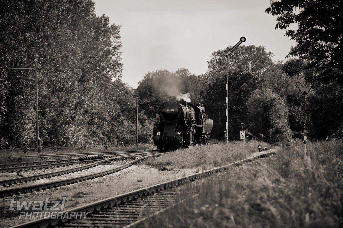 1970s? Nope!

1st of May 2024, Vienna and Lower Austria

#railway #railwayphotography #steamtrain

#Lokteam running a heritage train for #EBMSchwechat. Unfortunately the Netzzulassung for the machine ends this year and it will not be prolonged.