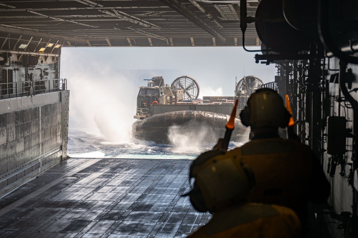 One team, one fight. 💪

USS Somerset (LPD 25) conducts flight and LCAC operations with #VMM165 and Marines assigned to the #15thMEU as part of Exercise #Balikatan24 in the South China Sea.

#FreeAndOpenIndoPacific | #BlueGreenTeam