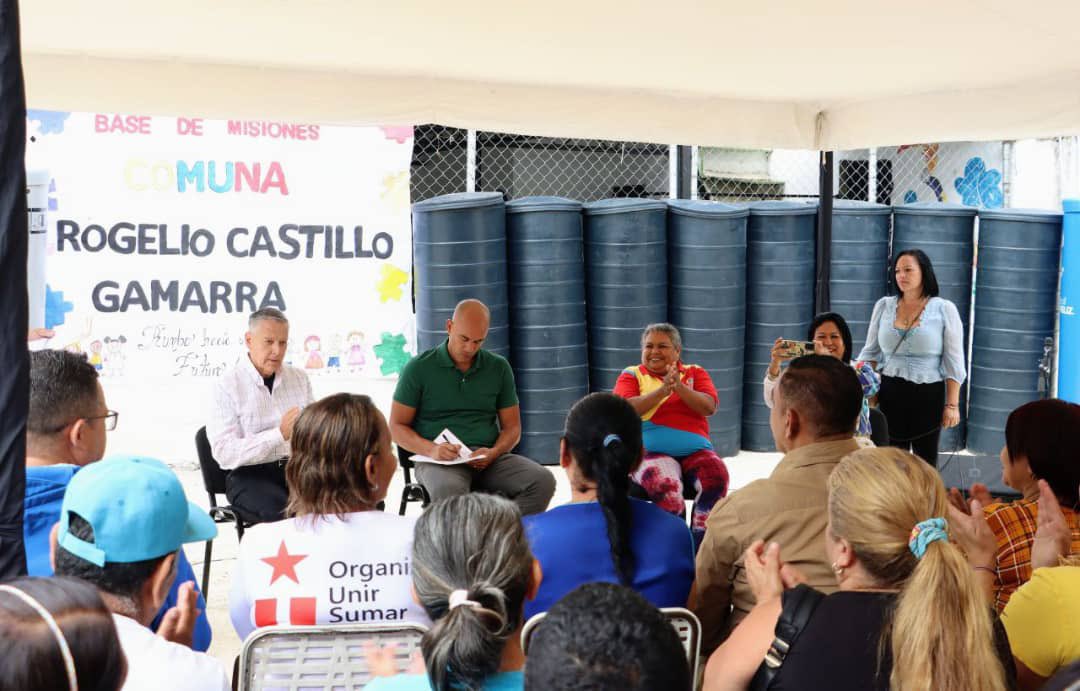 Estuvimos en la comunidad del barrio José Félix Ribas, junto al Gobernador @HectoRodriguez, donde entregamos tanques de agua que beneficiarán a más de 100 familias del sector. 3 niveles de Gobierno trabajando junto al pueblo para su buen vivir ¡Seguimos! #PatriaSeguraConNico