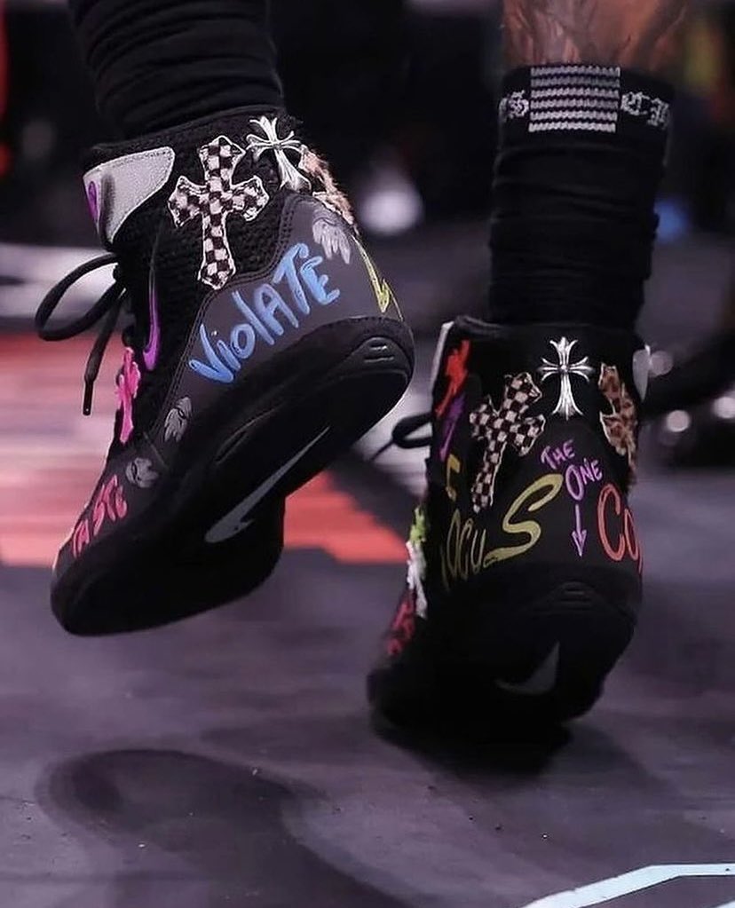 BoxingEnth's tweet photo. Tank Davis’ custom Chrome Hearts boxing gear clean af 🔥 https://t.co/mv5pXsbcNG