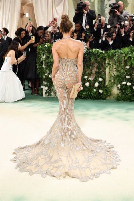 I swear JLo wears this dress in different fonts to every event #metgala