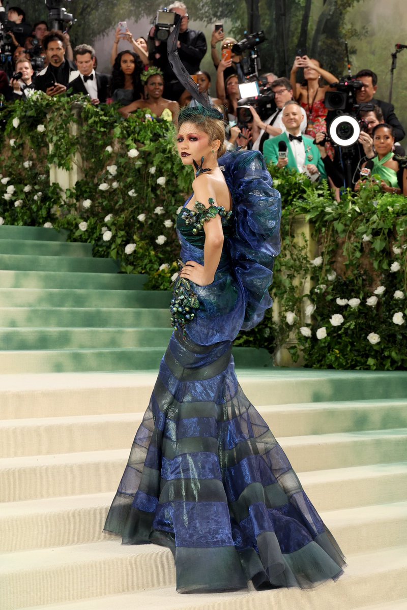 SILÊNCIO, A MAIOR CHEGOU! Zendaya escolheu um look John Galliano. #METGala2024
