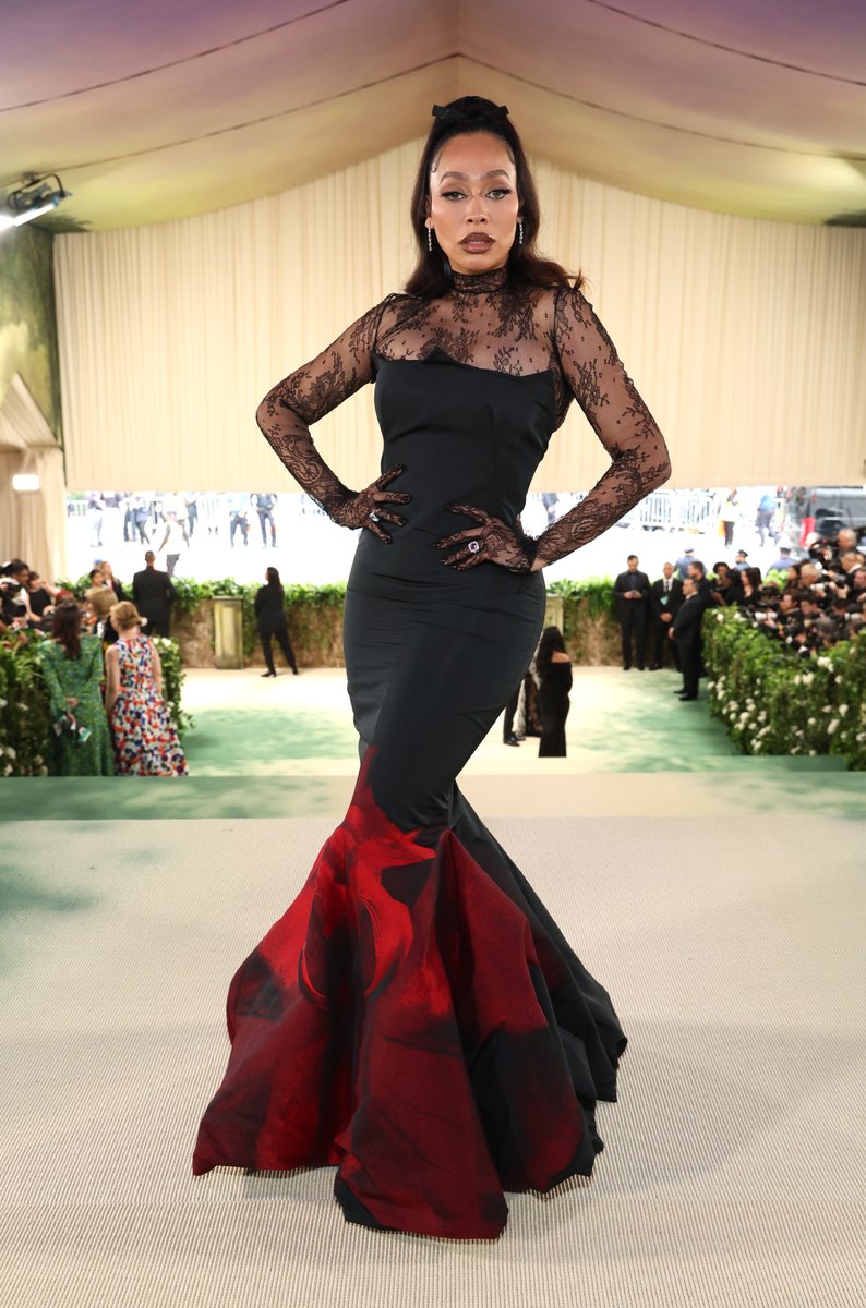 Lala Anthony and her noir ponytail just kicked off tonight's #MetGala. The livestream host topped off her gown of black lace and screen-printed blooms with a sleek mod ponytail tied in a black satin ribbon, a quick study in the noir updo. See more here: vogue.cm/MAFsbh1