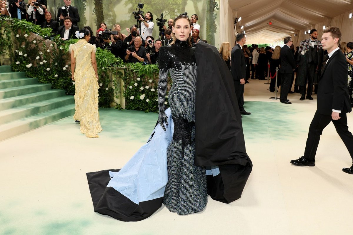 #RebeccaFerguson has arrived to the 2024 #MetGala red carpet wearing #ThomBrowne. Discover all of tonight's arrivals: vogue.cm/WTrv36w