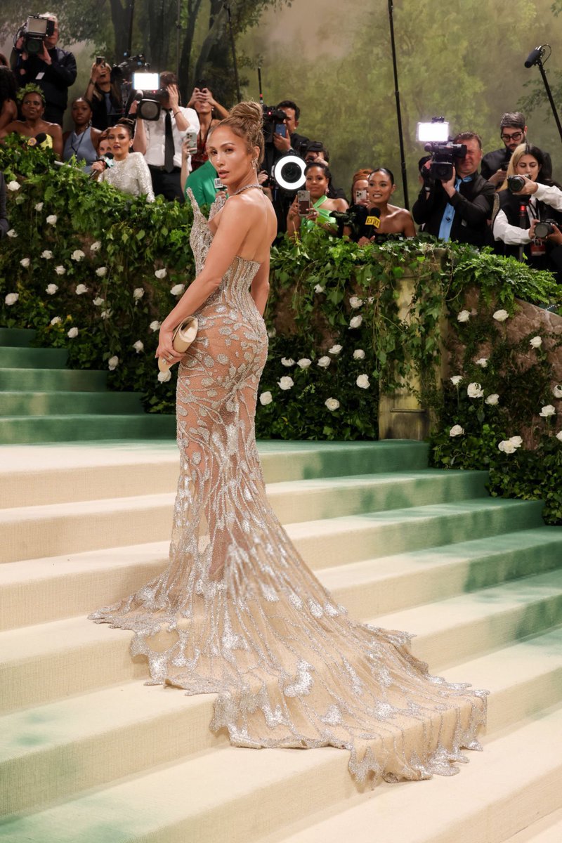Jennifer Lopez arrives to the 2024 #MetGala.