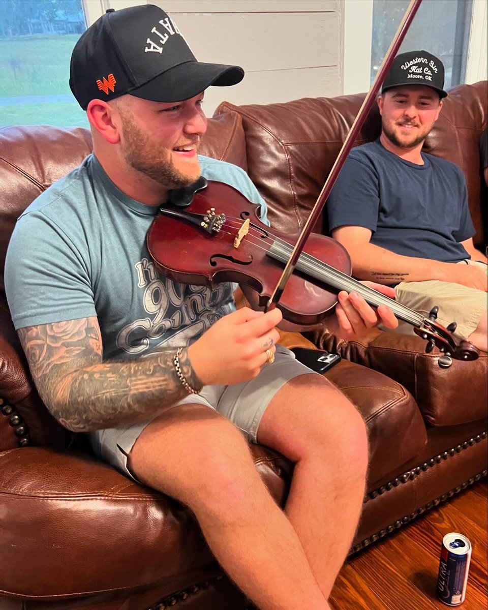 My buddy Zach’s fiddle playing services may no longer be needed in my band after he gave me a little crash course on how to play! Kidding of course, it sounded as bad as you think it did!😂🎻