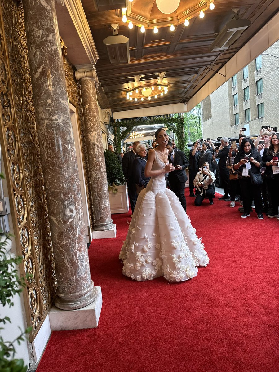 Bruna Marquezine on her way to the #MetGala!