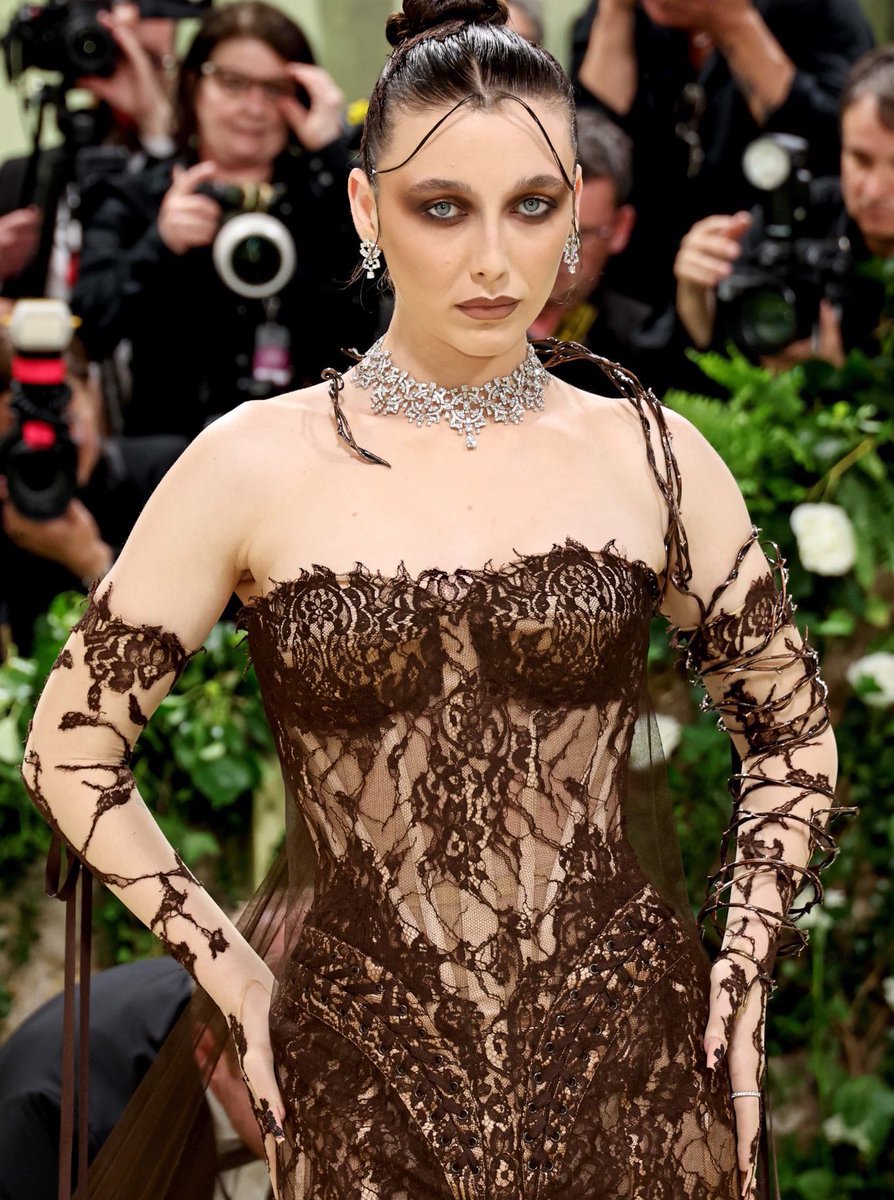 PopBase's tweet photo. Emma Chamberlain reveals her 2024 #MetGala dress took 640 hours to make. https://t.co/5st706KSfG