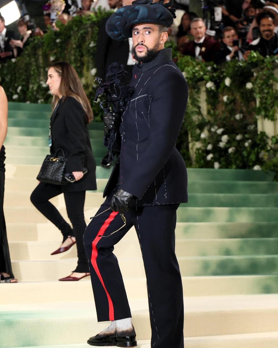 📸 El Look Del Conejo @sanbenito En El #MetGala 2024 vía @LoveReggaetonTv
#NadieSabeLoQueVaAPasarMañana #MostWantedTour  
#BadBunny #Latin #Urban #TraP #LoveTraP #LatinoGang #TrapKingz #TheKingOfTraP #ElReyDelTraP #RimasMusic  #Reggaeton #PerroNegro #Monaco #Adivino