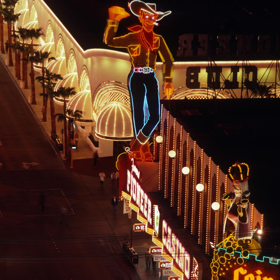 🌟📸 On National Photography Day, we celebrate art and culture through memorable photographs. In 1986, Folklorist Blanton Owen captured Fremont Street from his Plaza Hotel room, marking his early days with the Nevada Arts Council. #PhotographyDay