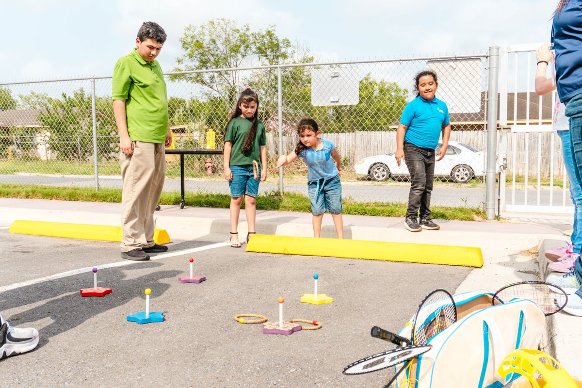 Día del Niño! 🎈 Our after-school tutorial kids had so much fun playing outside and winning some cool prizes. Let's continue to cherish the joy of childhood every day! 🎉