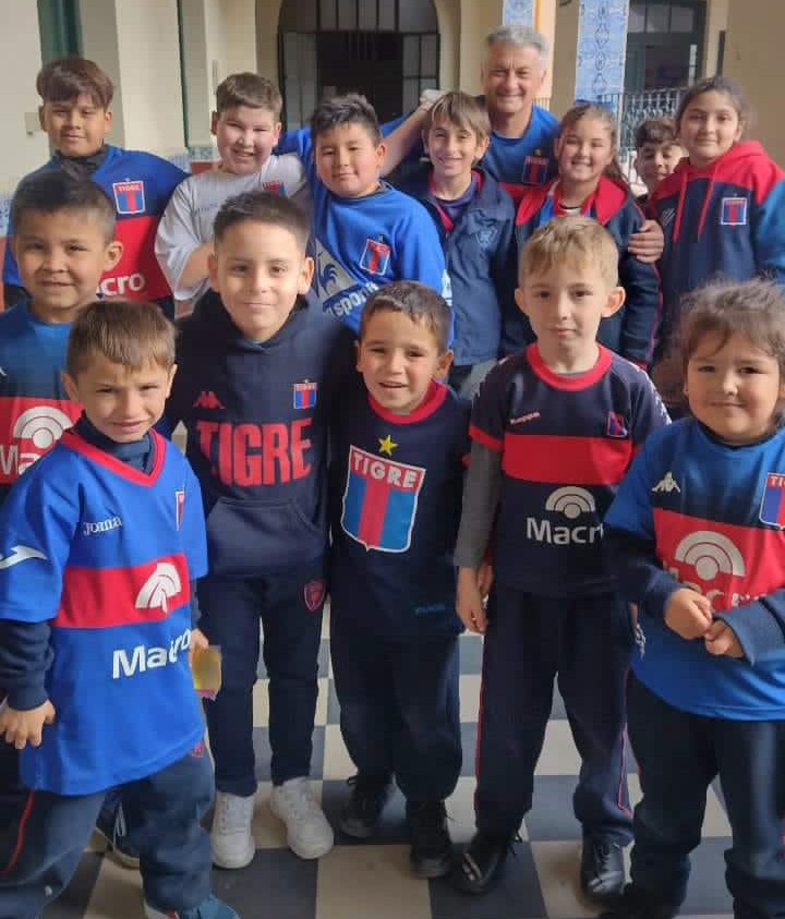 Así van vestidos al colegio San José de Tigre 🐯😍.
Que lindo sería en un futuro que los chicos fueran así al colegio que sea del Club Atlético Tigre.
Soñar no cuesta nada, Matadores y Matadoras, hay que proponérselo y entre todos llevarlo a cabo.

#ClubAtléticoTigre