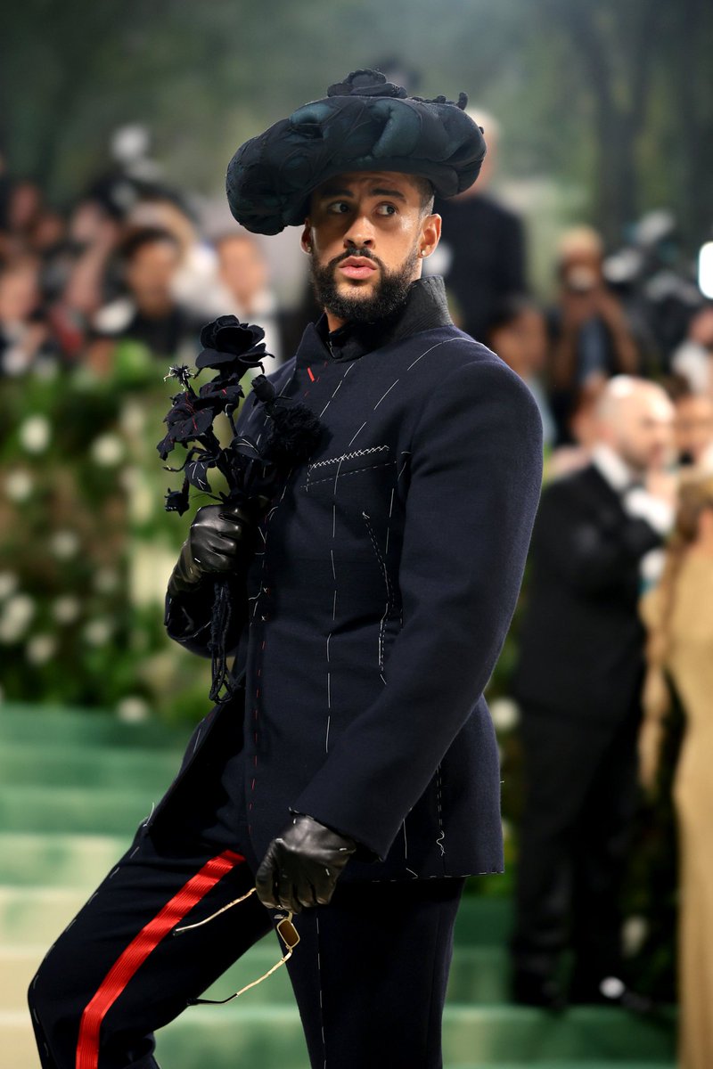 📸 El Look Del Conejo @sanbenito En El #MetGala 2024 vía @LoveReggaetonTv
#NadieSabeLoQueVaAPasarMañana #MostWantedTour  
#BadBunny #Latin #Urban #TraP #LoveTraP #LatinoGang #TrapKingz #TheKingOfTraP #ElReyDelTraP #RimasMusic  #Reggaeton #PerroNegro #Monaco #Adivino