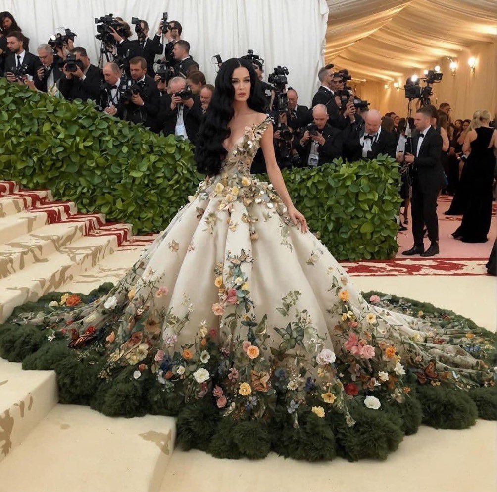 dale ya está Katy Perry se ha pasado el juego es la mejor vestida parece un hada del bosque #MetGala #MetGala2024
