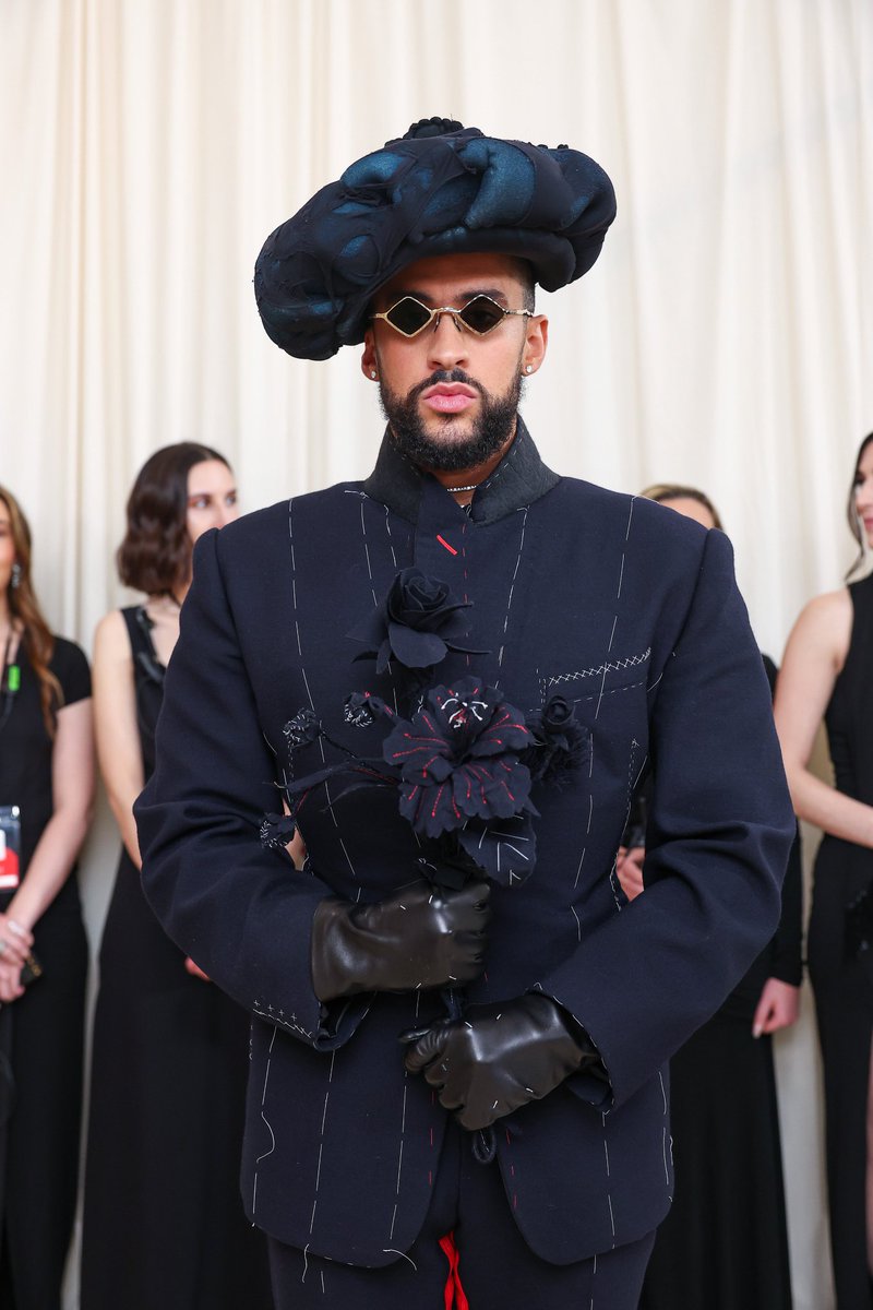 LoveReggaetonTv's tweet photo. 📸 El Look Del Conejo @sanbenito En El #MetGala 2024 vía @LoveReggaetonTv
#NadieSabeLoQueVaAPasarMañana #MostWantedTour
#BadBunny #Latin #Urban #TraP #LoveTraP #LatinoGang #TrapKingz #TheKingOfTraP #ElReyDelTraP #RimasMusic #Reggaeton #PerroNegro #Monaco #Adivino https://t.co/m6l0ISSHM9