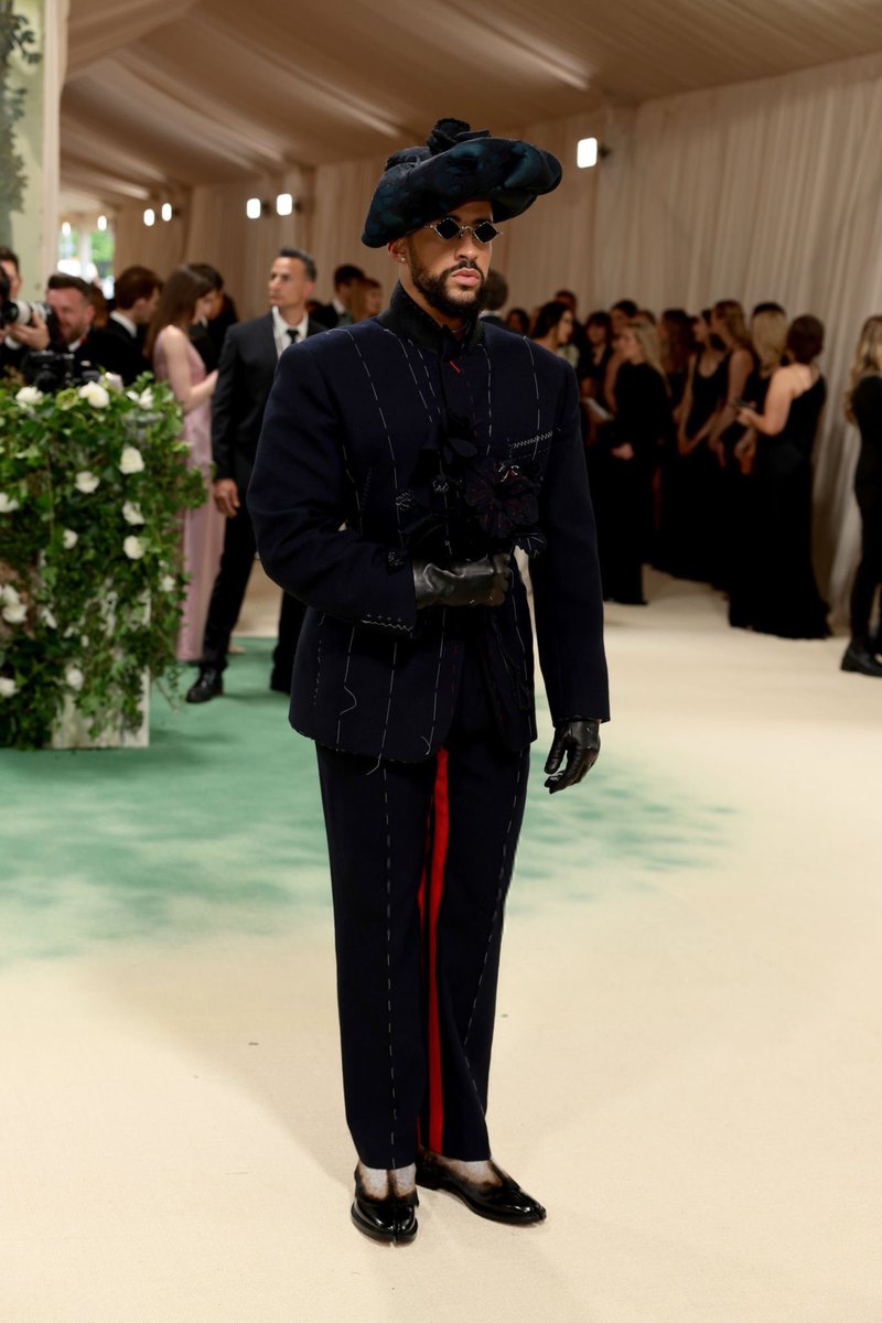 LoveReggaetonTv's tweet photo. 📸 El Look Del Conejo @sanbenito En El #MetGala 2024 vía @LoveReggaetonTv
#NadieSabeLoQueVaAPasarMañana #MostWantedTour
#BadBunny #Latin #Urban #TraP #LoveTraP #LatinoGang #TrapKingz #TheKingOfTraP #ElReyDelTraP #RimasMusic #Reggaeton #PerroNegro #Monaco #Adivino https://t.co/m6l0ISSHM9