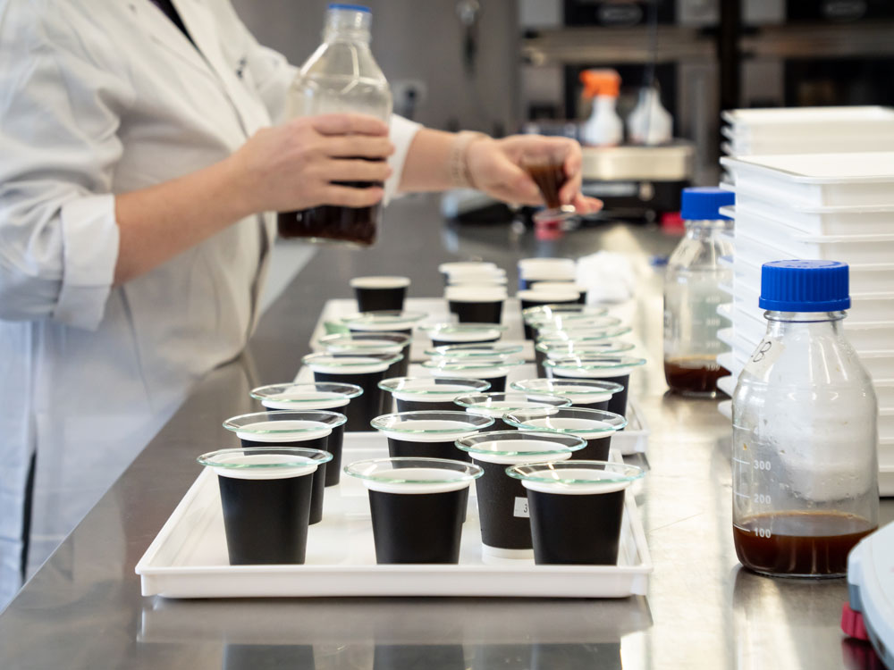 Fancy a cold brew coffee in mere minutes? Tech developed by @UNSWEngineering and sensory testing by @QAAFI's Dr Jaqueline Nadolny and @SmythDr creates a new dimension in premium coffee. Image: Megan Pope @DAFQld bit.ly/3WvTapP