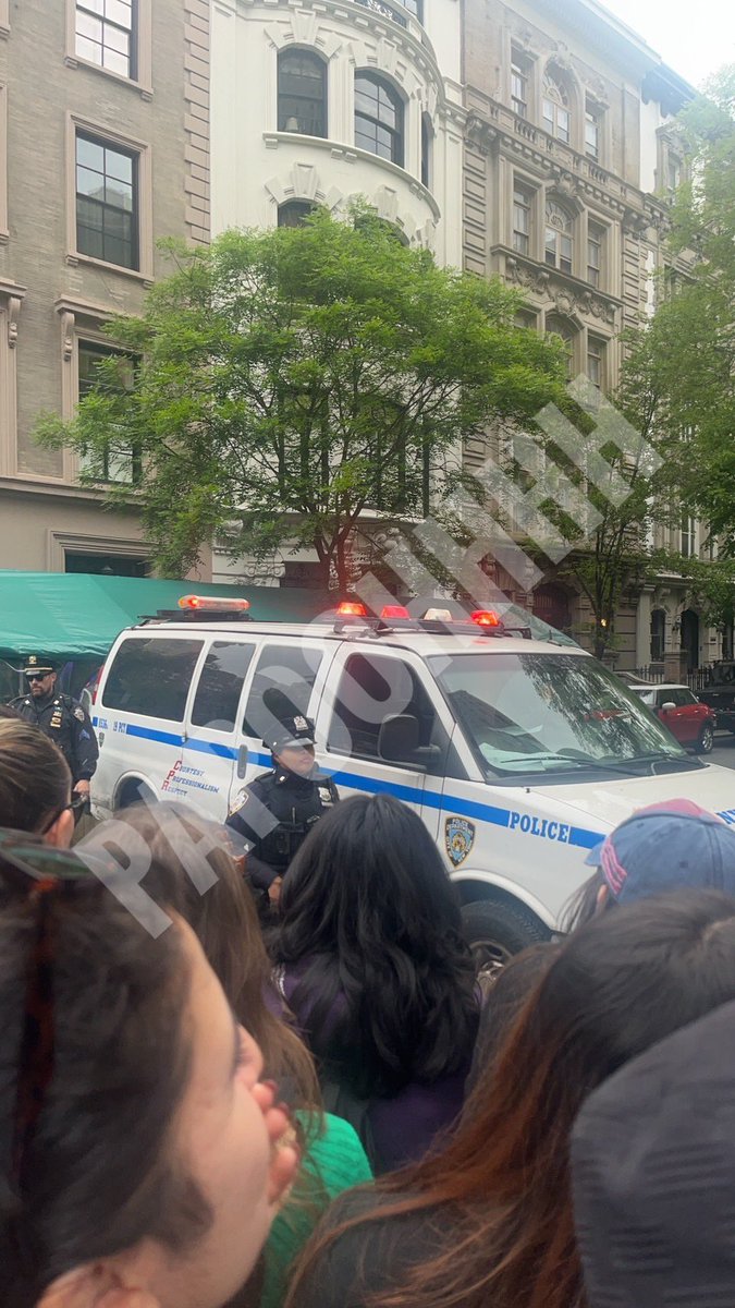 สิ้นสุดทางเลื่อน 🫣🥹🫠
เจอกลุ่มผู้ประท้วง + รถตำรวจ 🚔
พี่รอดูในไลฟ์แทนนะครับ 
#bbrightvc