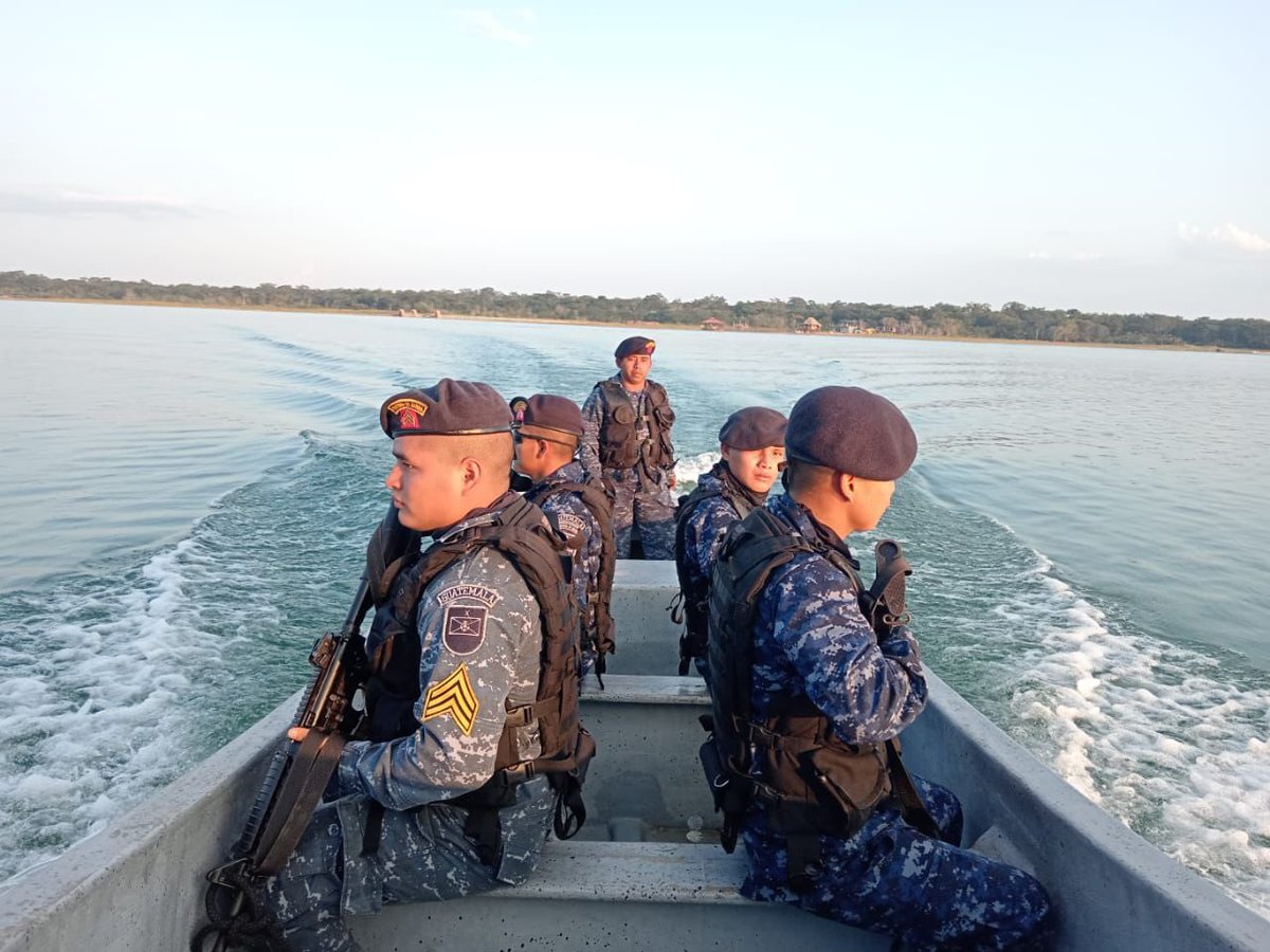 Garantizando la soberanía en nuestros espacios acuáticos jurisdiccionales. 🇬🇹🫡⚓️ Brigada de Infantería de Marina del #EjércitoGT realiza patrullaje lacustre en la Isla de Flores, #Petén.