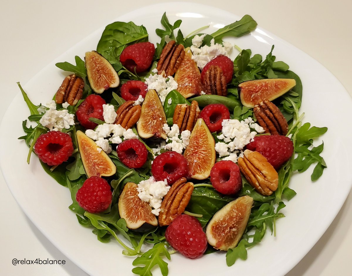 Salad with Figs and Raspberries 😍❤️
Ingredients: Figs, Raspberries, Pecans, Feta, Spinach and Arugula.
Dressing: 1/4 cup olive oil; 2 tbs lemon juice; 1 tsp Maple syrup. I mixed it well so it becomes thicker.
Enjoy! :)☀️