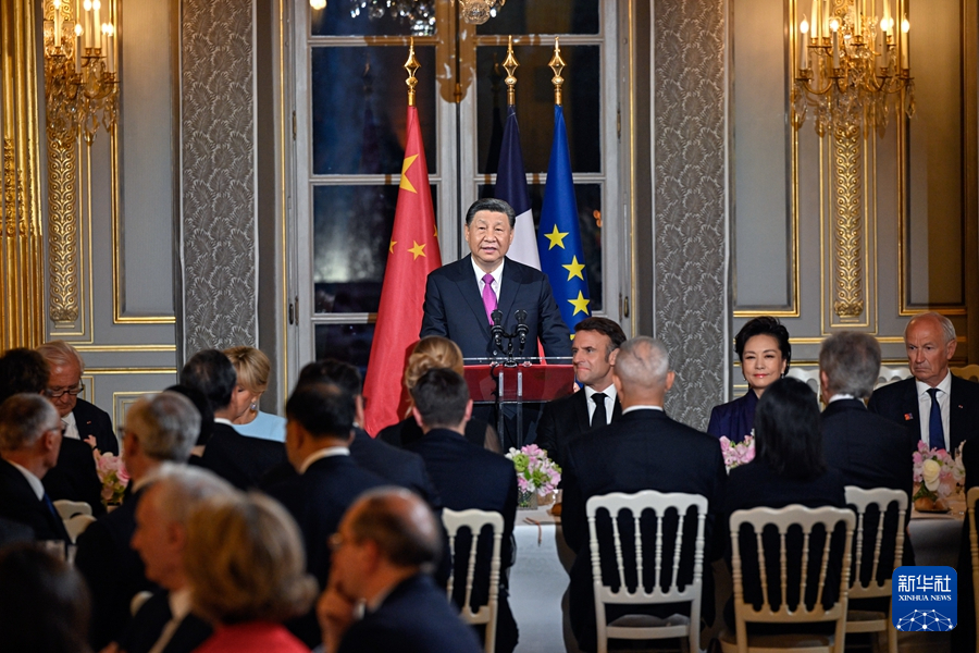 【習近平出席馬克龍舉行的歡迎宴會】當地時間5月6日晚，國家主席習近平和夫人彭麗媛在巴黎愛麗舍宮出席法國總統馬克龍和夫人布麗吉特舉行的歡迎宴會。

習近平和彭麗媛抵達時，受到馬克龍和布麗吉特的熱情迎接。兩國元首夫婦親切合影。