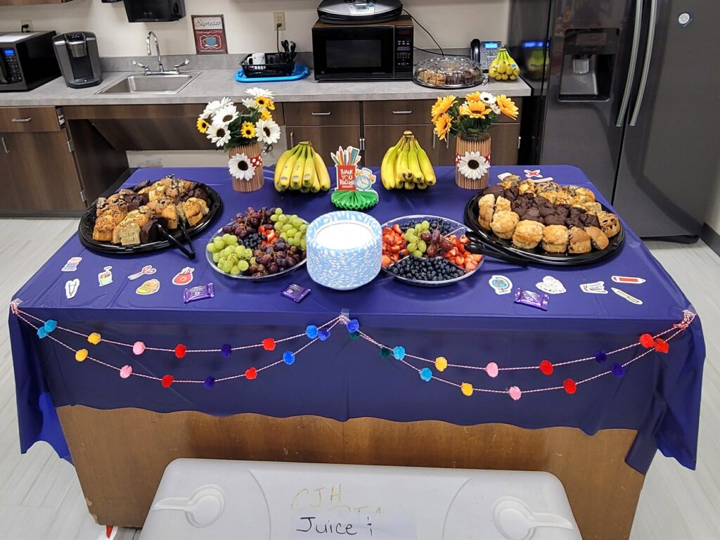 KatinaRhodesCJH's tweet photo. Thank you CJH PTA for showering our teachers with special treats to celebrate Teacher Appreciation Week βοΈπππ½!!!@HEBISDpeople
#BestPTAEver
#TeacherAppreciateWeek https://t.co/hS1mONnElM
