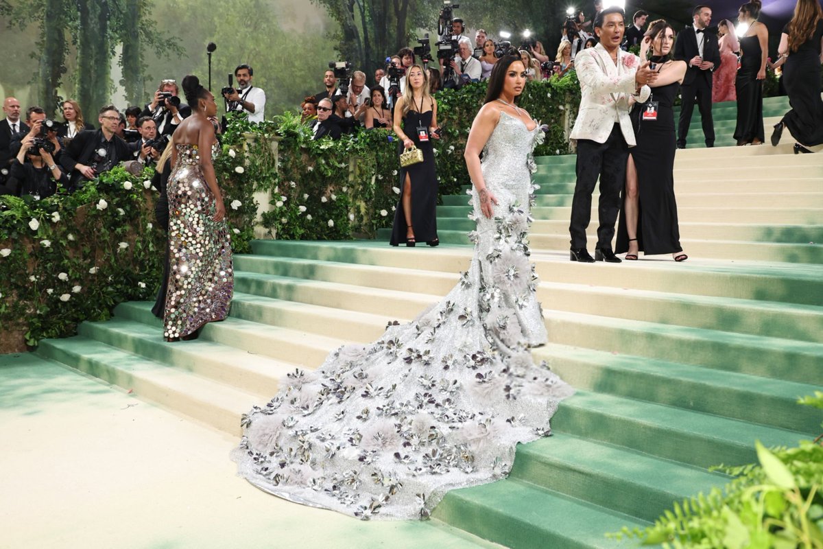 demilovatobr's tweet photo. She's back! Demi Lovato fazendo seu retorno a grandes eventos do entretenimento em 2024: Met Gala após 8 anos e Vanity Fair Oscar Party após 7 anos. 🤍 https://t.co/M29lgLQJKh